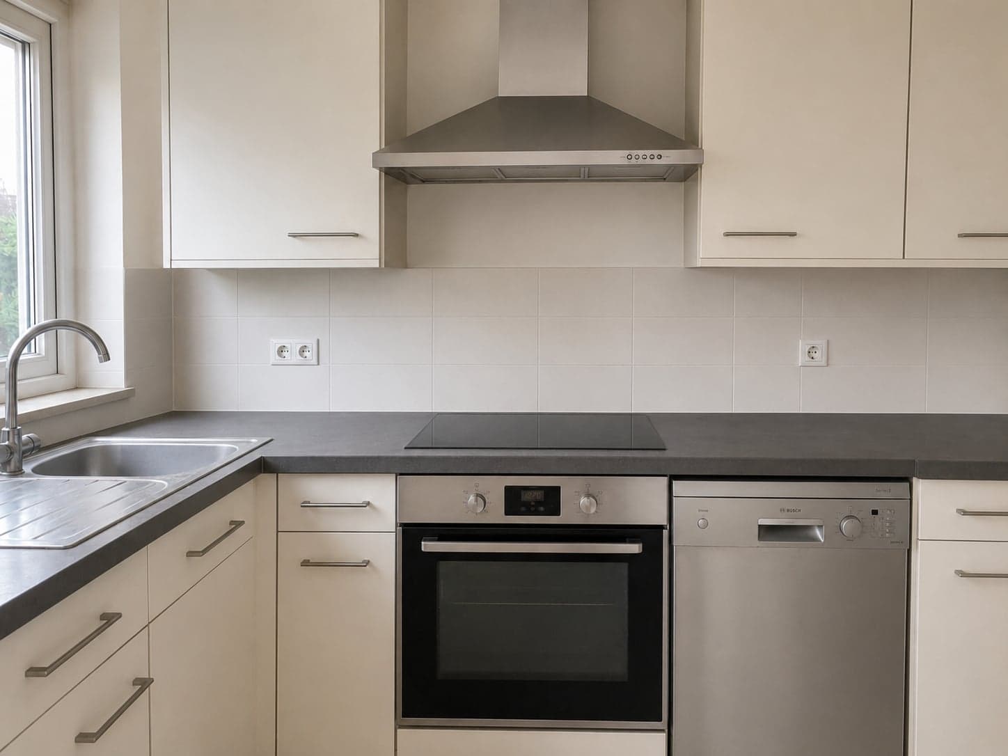 Crédence et hotte dégraissées, inox remis à neuf