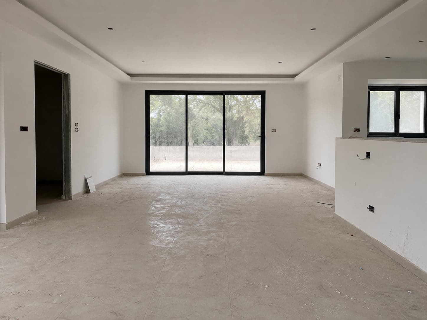 Pièce en fin de chantier, voile de plâtre sur le carrelage